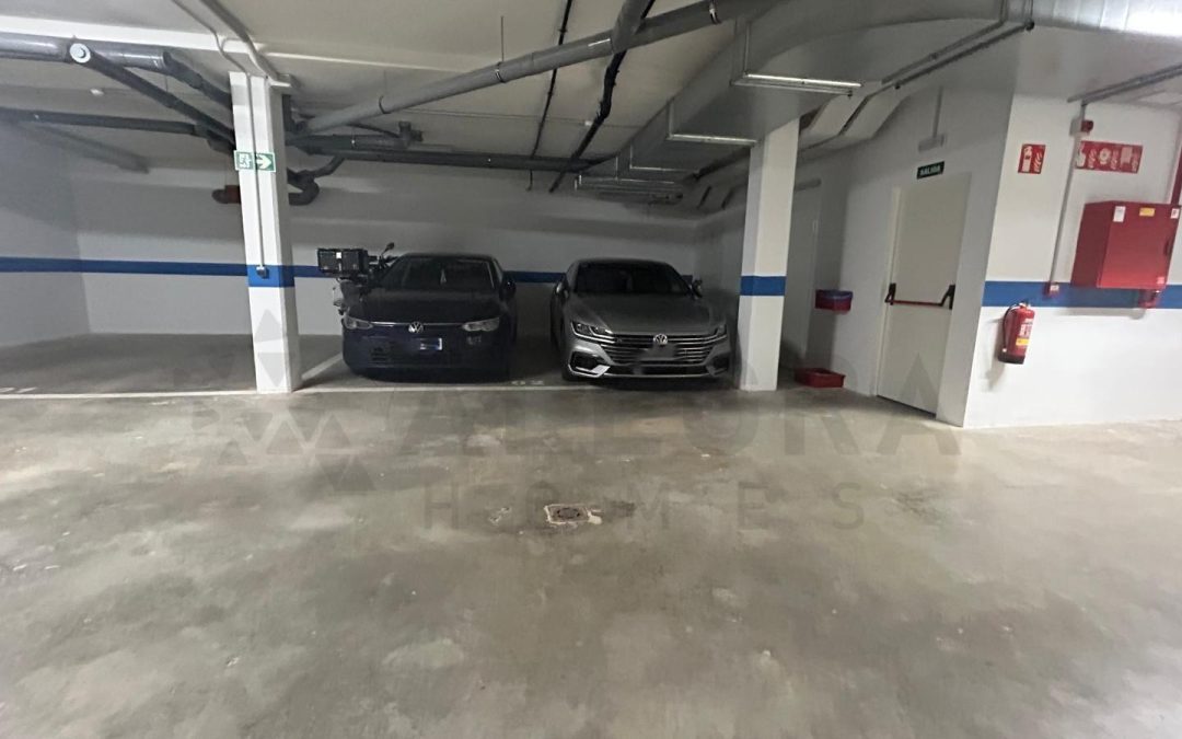 Plaza de garaje para dos coches!